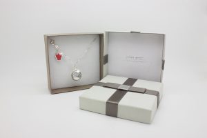 Collezione Classica ciondolo chiama angeli Dolce Luna con collana lunga e angelo rosso idea regalo perfetta per le future mamme.