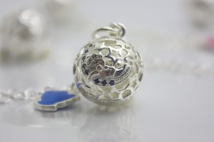 Originale ciondolo Richiamo Degli Angeli Bambino collezione Luxury un raffinato chiama angeli in argento 925 da regalare alla mamma in attesa di un principino, un gioiello che ricorderà sempre questo magico momento della gravidanza.