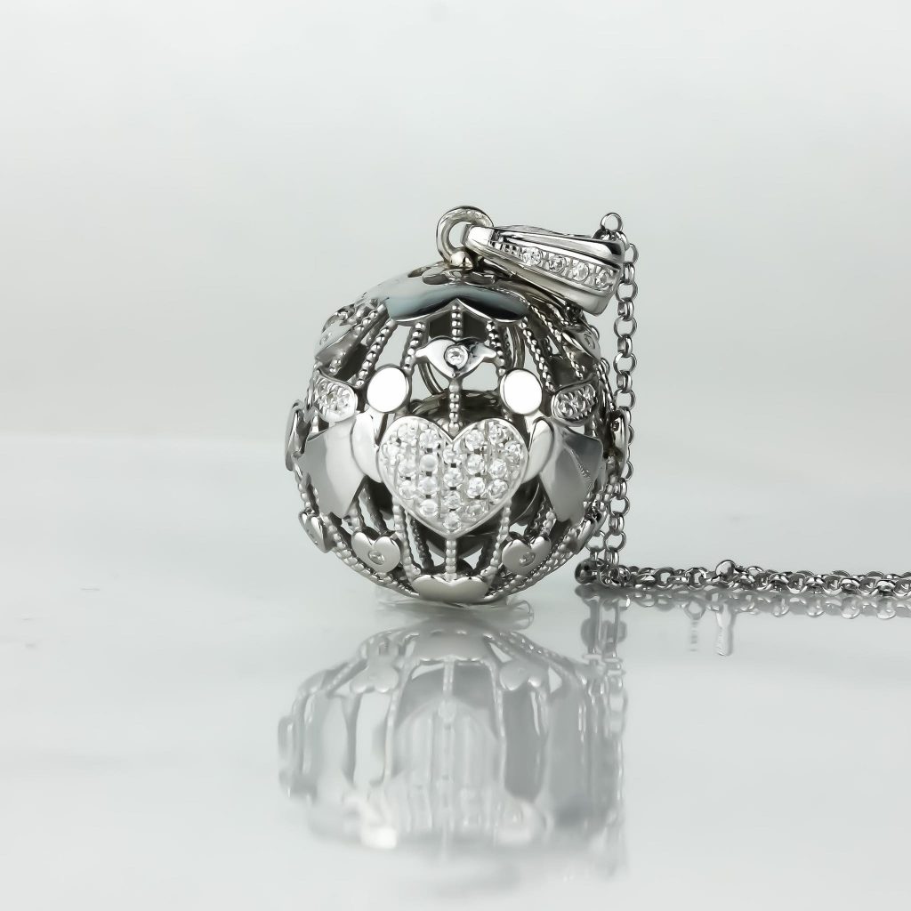 Elegante Chiama Angeli Angelo Della Vita in argento 925%, con un design raffinato e dettagli di cuori incastonati di zirconi, su una delicata catena lunga 100 cm.