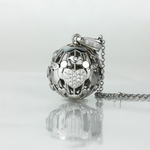 Elegante Chiama Angeli Angelo Della Vita in argento 925%, con un design raffinato e dettagli di cuori incastonati di zirconi, su una delicata catena lunga 100 cm.