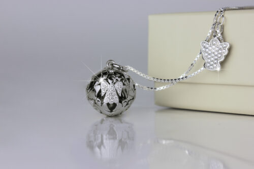 Chiama Angeli a collana lunga in argento, oro giallo e oro rosa,. Bola a forma d'angelo con intagli raffinati su cordone lungo. Gioiello di qualità prodotto in Italia, il simbolo dell'angelo custode stilizzato in rilievo con zirconi bianchi, attorniato da forme di angeli impreziosito da piccoli cuori con zirconi. Gioielli rodiati che non diventano neri e sicuri adatto ad ogni tipo di pelle, per tutte le donne in dolce attesa.