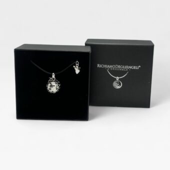 Chiama Angeli Stella è un gioiello esclusivo Made in Italy in Argento 925, pensato per celebrare il viaggio più dolce di una donna.