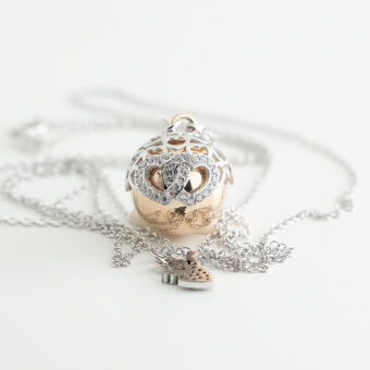 Dettaglio chiama angeli con due cuori e zirconi luminosi oro rosa