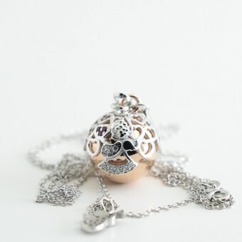 Ciondolo chiama angeli Suono d'Amore in argento 925 bicolore con pavé di zirconi, punto luce rubino, collana lunga da maternità e charm angioletto coordinato.