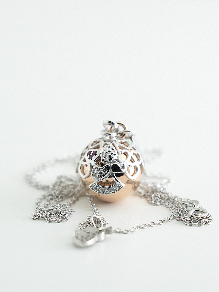 Ciondolo chiama angeli Suono d'Amore in argento 925 bicolore con pavé di zirconi, punto luce rubino, collana lunga da maternità e charm angioletto coordinato.