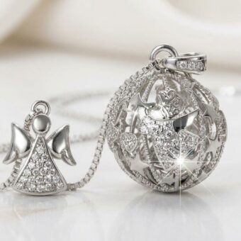 Collana Chiama Angeli in argento con ciondolo a sfera traforata con stelle e angelo con tromba incastonato di brillanti
