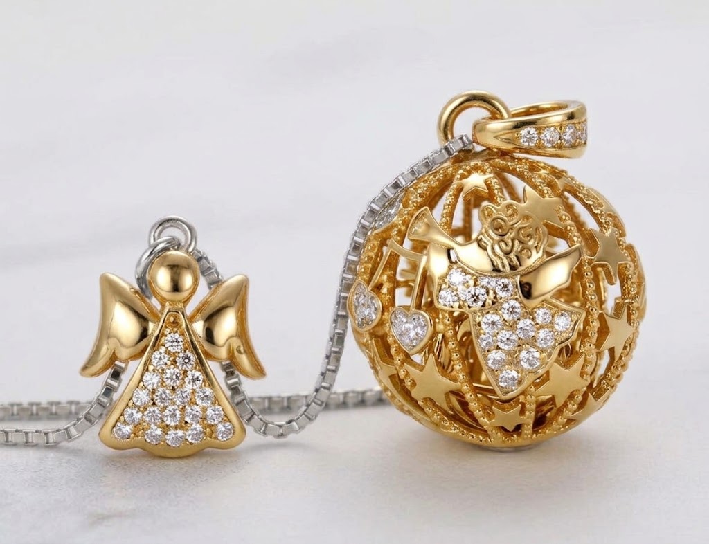Foto da studio di due ciondoli Chiama Angeli 'Canto degli Angeli' in argento sterling e zirconi bianchi: a sinistra un piccolo angelo sagomato con pavé di zirconi, a destra la sfera sferica traforata con stelle in oro giallo e angelo centrale con zirconi.