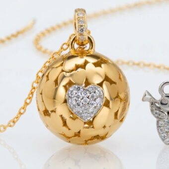 Chiama angeli in oro giallo lavorato a traforo con ciondolo angioletto e cuore incastonato di brillanti.