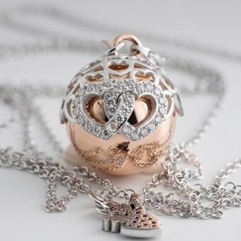 Ciondolo originale chiama angeli con due cuori e zirconi luminosi in oro rosa