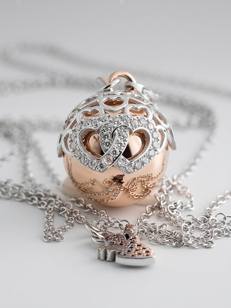 Ciondolo originale chiama angeli con due cuori e zirconi luminosi in oro rosa