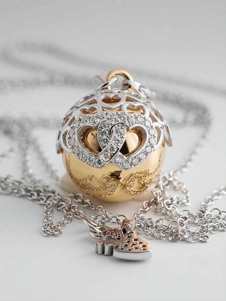 Ciondolo chiama angeli a sfera in oro giallo lucido con traforo argentato a forma di cuori e pavé di zirconi luminosi su catena in argento.